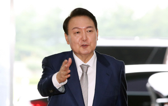 윤석열 대통령이 8일 오전 서울 용산 대통령실 청사로 출근하고 있다. <대통령실통신사진기자단>